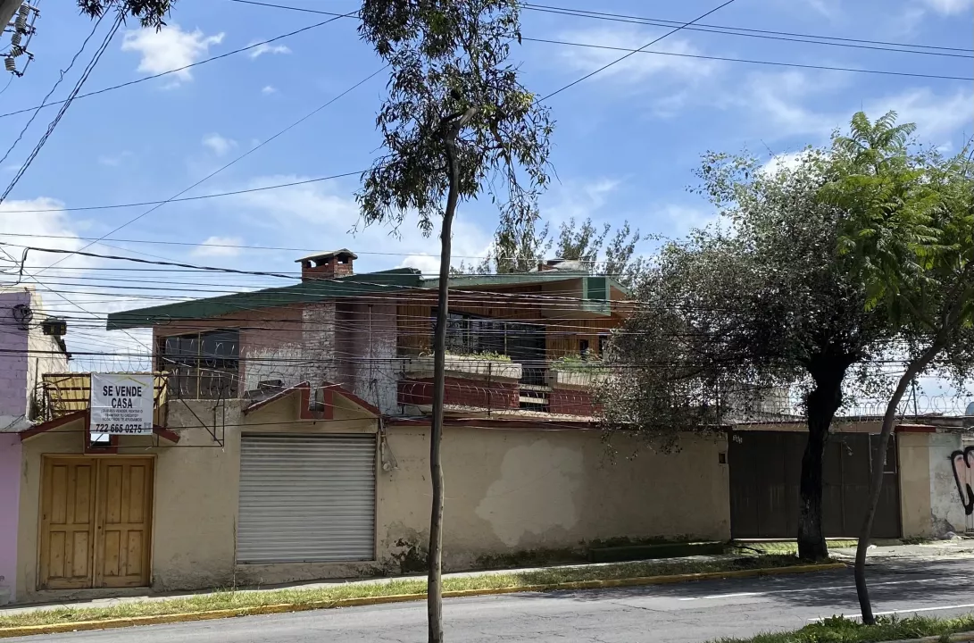 CASA EN VENTA EN ZONA COMERCIAL SOBRE VIALIDAD MATLATZINCAS EN TOLUCA