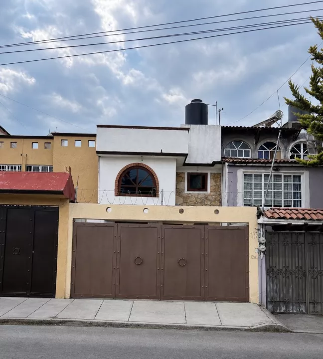CASA EN RENTA EN ZINACANTEPEC RECIEN REMODELADA PARA OFICINAS CERCA DEL PARQUE COLIBRÍ 