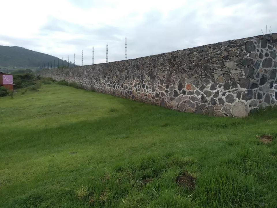 TERRENO DE 1985m2 A 5 MIN DE TEPETONGO Y 10 MIN DE HACIENDA CANTALAGUA BARDEADO DIFERENTES USOS
